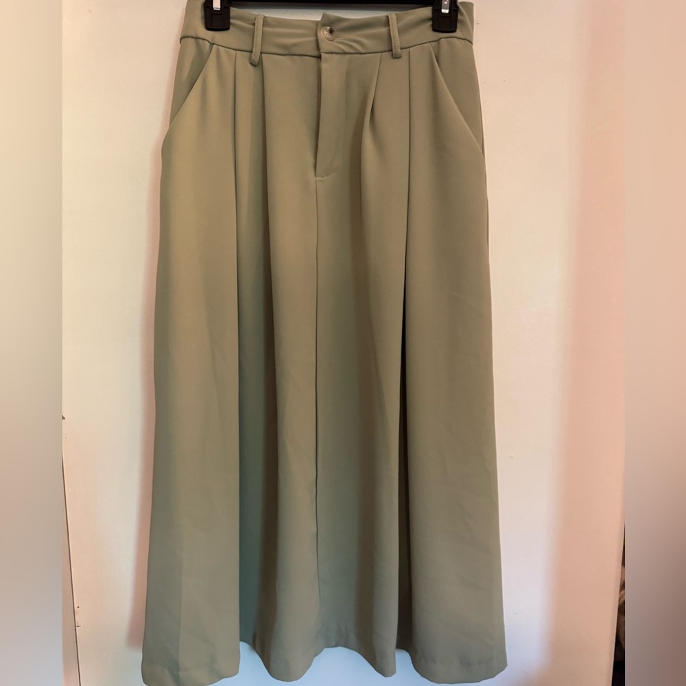 Women’s sage skirt with pockets